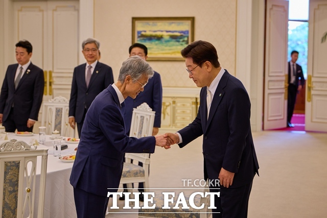 이재명 대통령이 6월 8일 청와대에서 가진 4부요인과 회동에서 조희대 대법원장과 악수하고 있다. /청와대