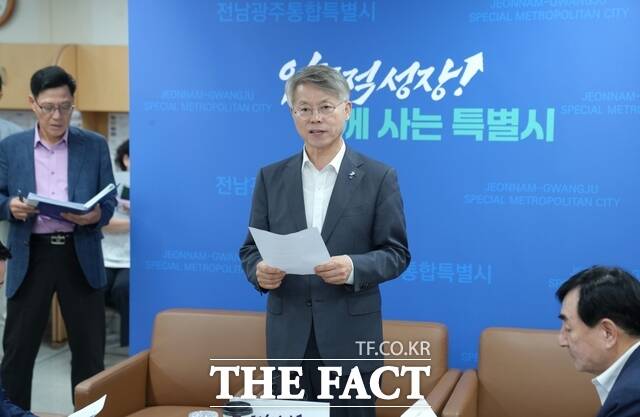 28일 전남광주시 무안청사에서 열린 국립의과대학 설립 기자간담회에서 민형배 전남광주시장이 입장을 밝히고 있다. /전남광주시