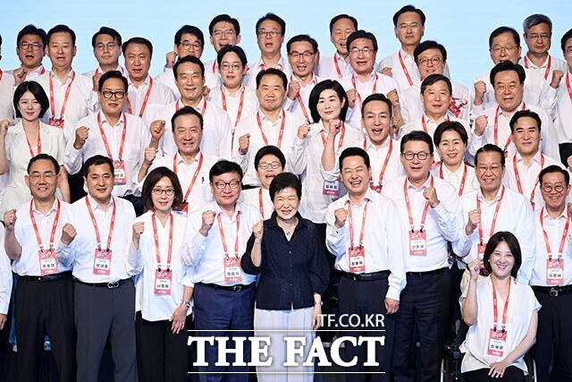 박 전 대통령의 등판이 혼란스러운 국면마다 보수층을 묶어내는 강력한 구심점 역할을 재확인했다는 반응이 나온다. 사진은 국민의힘 국회의원 연찬회 참석해 의원들과 기념촬영하는 박근혜 전 대통령(앞줄 가운데). /남용희 기자