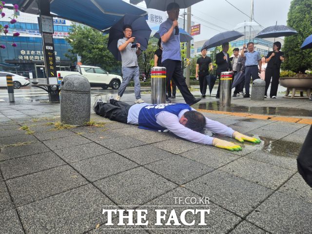 손훈모 시장이 순천대학교 열린광장에서 문화건강센터까지 빗속 삼보일배를 하며 국립순천대 의과대학과 대학병원 설립을 염원했다. /김영신 기자