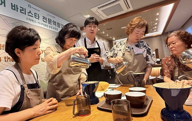 유통업계의 마케팅 전선이 기존 MZ세대에서 시니어로 확대되고 있다. 스타벅스 코리아는 어르신들의 일자리 창출을 위해 '시니어 바리스타 교육'을 진행하고 있다. /스타벅스 코리아