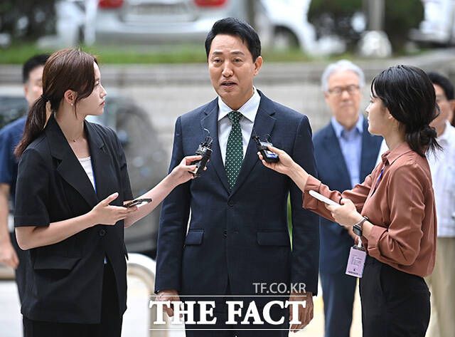 오 시장이 굳은 표정으로 이동하고 있다.