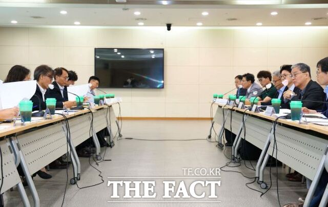 경기 용인시가 28일 시청 비전홀에서 열린 회의에서 기후에너지환경부에 생활용수 증량 등을 요구하고 있다. /용인시