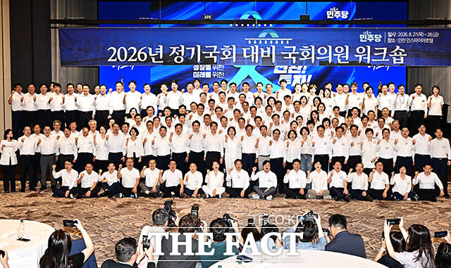 더불어민주당이 9월 정기국회를 앞두고 당정청 원팀 기조를 재확인하며 민생 입법과 주요 국정과제 추진에 총력을 기울이겠다는 결의를 다졌다. 사진은 27일 오후 인천 영종구 인스파이어리조트에서 열린 더불어민주당 2026 정기국회 대비 국회의원 워크숍에 참석해 단체사진 촬영을 하고 있는 김민석 대표와 한병도 원내대표를 비롯한 더불어민주당 의원들. /영종구=배정한 기자