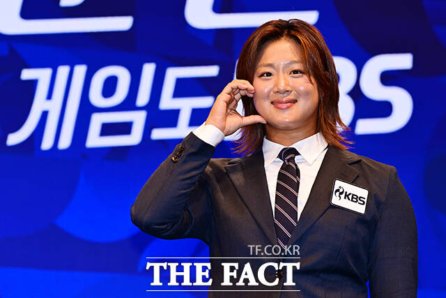 수영 정유인 해설위원이 볼하트를 만들고 있다.