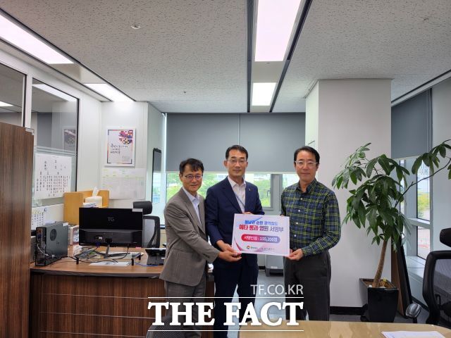 (왼쪽부터) 양분석 울산시 광역트램교통과장과 박성준 경남도 교통건설국장이 28일 경남·울산 시도민 15만 5206명의 서명부와 양 시도가 공동으로 마련한 건의문을 고재신(사진 오른쪽) 기획예산처 재정투자심의관에게 전달하고 있다. /울산시