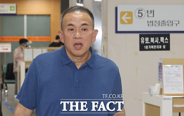 명태균 씨가 28일 오후 서울 서초구 서울고등법원에서 열린 오세훈 서울시장의 여론조사비 대납 의혹 사건 항소심 공판에 증인으로 출석하고 있다. /송호영 기자