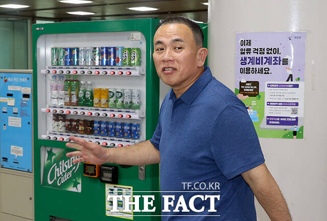 명태균 씨가 법정으로 향하고 있다.