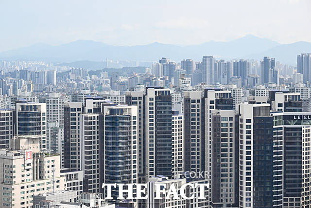 한국은행이 지난 27일 기준금리를 연 2.75%에서 3.00%로 인상했으나, 전문가들은 집값을 끌어내리는 데에는 큰 효과를 내지 못할 것으로 보고 있다. /박헌우 기자