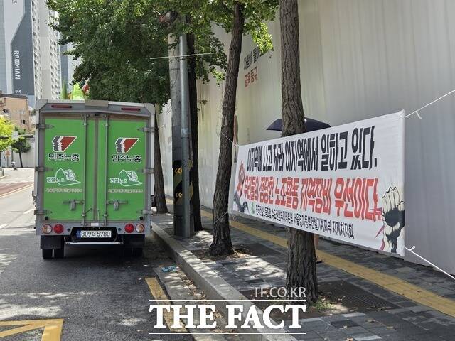 지난 28일 오전 11시 서울 중구 신당8구역 재개발 공사 현장 앞 왕복 4차로 중 1개 차로에 '전국건설노동조합 기계차지회' 깃발이 꽂힌 차량 6대가 늘어서 있었다. 차량 2대에 매달린 스피커에서는