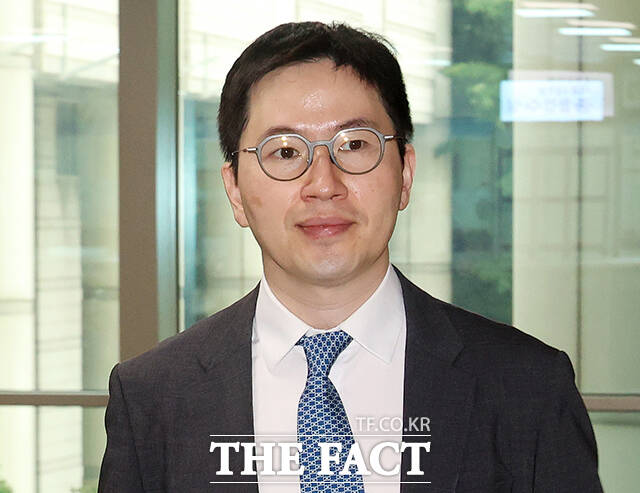 정진석 전 대통령 비서실장(오른쪽)과 이원모 전 대통령실 공직기강비서관이 28일 오전 서울 서초구 서울중앙지방법원에서 열린 헌법재판관 미임명 관련 직무유기 혐의 사건 1심 결심공판에 출석하고 있다. /남윤호 기자