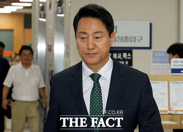오 시장이 굳은 표정으로 이동하고 있다.
