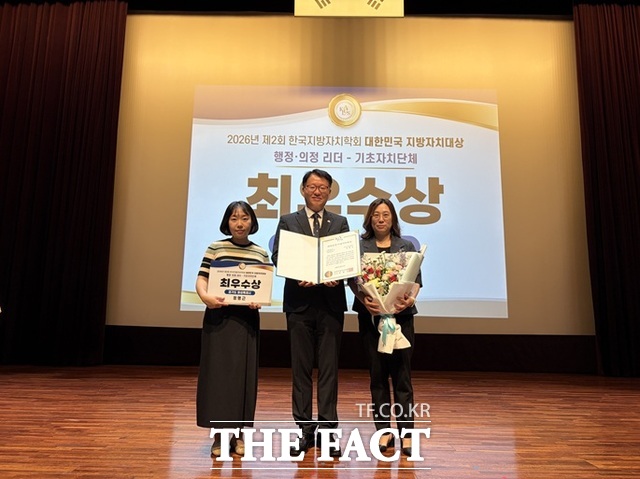 송문호 화성특례시 기획조정실장이 2026년 제2회 대한민국 지방자치대상에서 행정·의정 리더-기초자치단체 부문 최우수상을 수상한 뒤 직원들과 함께 기념 촬영을 하고 있다. /화성시