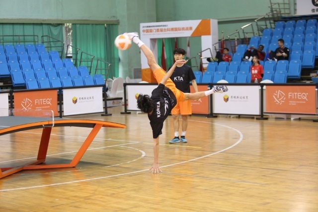 '발탁구'로 불리는 테브볼의 경기 장면. 이 종목에는 탁구 축구 세팍타크로의 요소가 포함돼 있다. 테이블이 탁구와는 다르게 상단이 곡선으로 만들어졌다. / 대한테므볼협회
