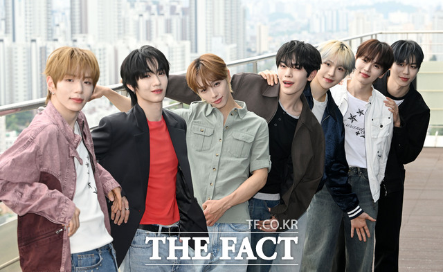 그룹 튜넥스의 성준 아틱 타이라 제온 시환 인후 동규(왼쪽부터)가 28일 오후 서울 마포구 상암동 <더팩트> 사옥에서 인터뷰에 앞서 포즈를 취하고 있다./남용희 기자