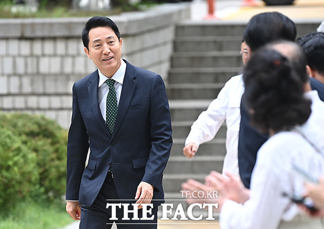 오 시장이 굳은 표정으로 이동하고 있다.