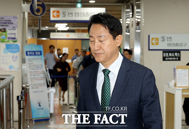 오 시장이 굳은 표정으로 이동하고 있다.