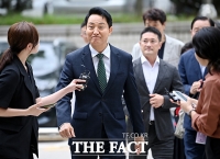  '여론조사비 대납 의혹' 오세훈 서울시장 항소심 출석 [TF사진관]