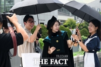  양산·손선풍기 총출동...늦더위 속 학위수여식 [포토]