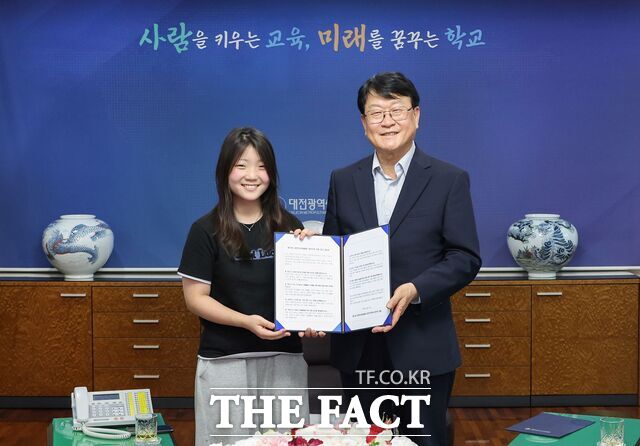 28일 '제23회 대한민국아동총회 대전지역대회' 아동 대표가 오석진 대전시교육감에게 아동들이 채택한 정책 결의문을 전달하고 있다. /대전시교육청
