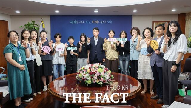 대전시교육청은 찾은 아동 대표들이 'Less 학업 부담, More 아동 건강'의 팻말을 들고 오석진 교육감과 함께 기념촬영을 하고 있다. /대전시교육청