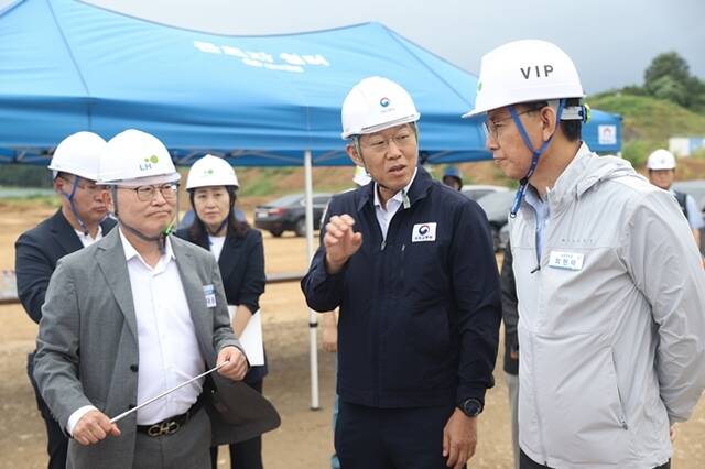 김이탁 국토교통부 제1차관이 지난 28일 8·13 대책 신규택지로 선정된 남양주도심과 3기 신도시 남양주왕숙2 공공주택지구를 찾아 주택 공급에 속도를 내달라고고 지시했다. /국토교통부