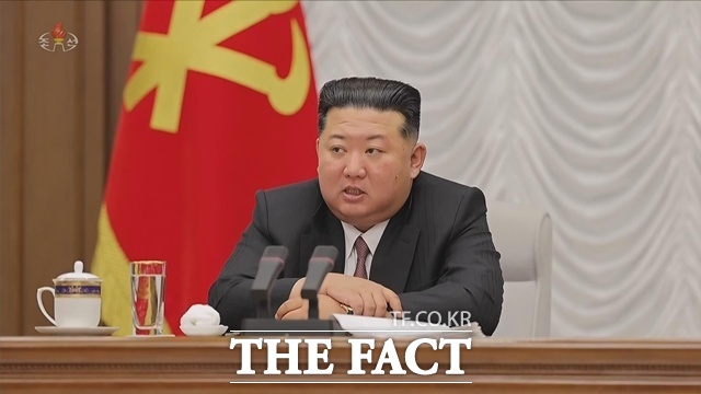 김정은 북한 국무위원장이 갑작스러운 홍수로 대규모 피해가 발생한 중국의 시진핑 국가주석과 네팔의 람 찬드라 파우델 대통령에게 위문 전문을 보냈다. /뉴시스. 조선중앙TV 갈무리.