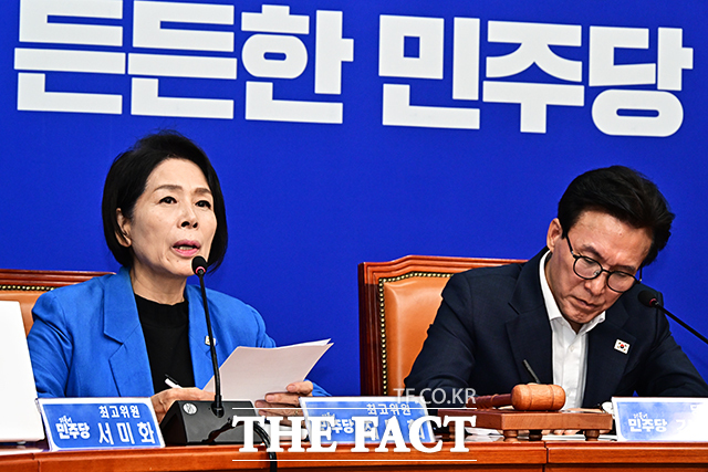최민희 더불어민주당 최고위원(왼쪽)이 차기 총선 승리를 위해 조국혁신당과의 합당이 필요하다고 주장했다. 사진은 24일 국회에서 열린 최고위원회의에 참석해 모두발언을 하고 있는 최 최고위원. /배정한 기자