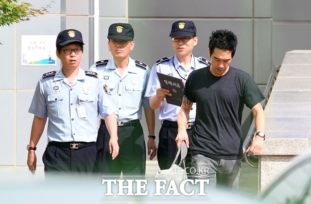 논란 연예인의 SNS 활동을 바라보는 기준은 그래서 더 엄격할 필요가 있다. '말할 자유가 있느냐'와 '그 말을 대중이 받아들여야 하느냐'는 별개의 문제다. 사진은 지난 2015년 미성년자 성폭행 및 성추행 혐의로 수감됐던 가수 고영욱이 출소하고 있다. /더팩트 DB