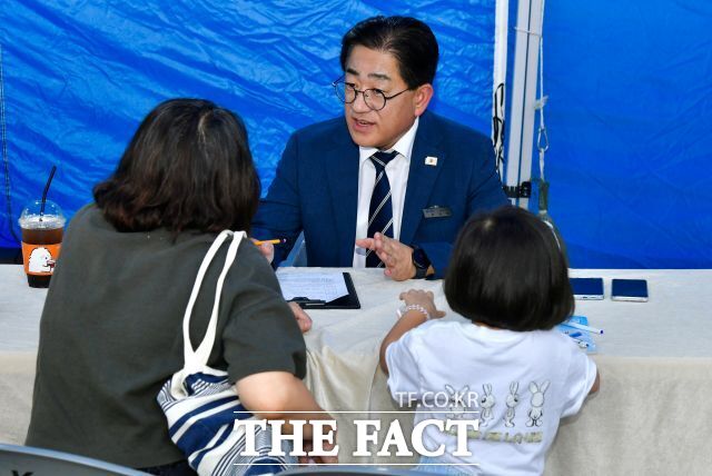 이기형 김포시장이 지난 28일 경기 김포 구래역 광장에 설치된 시장이 ON다! 이동시장실에서 시민들과 대화를 하고 있다. /김포시