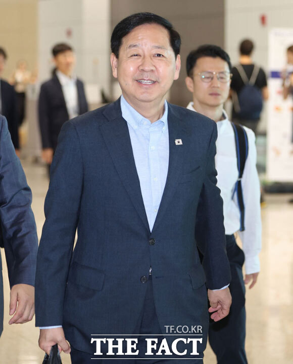 구윤철 부총리 겸 재정경제부 장관이 30일 미국 노스캐롤라이나주 애슈빌에서 열리는 G20 재무장관·중앙은행총재 회의 참석을 위해 인천국제공항에 도착해 출국 준비를 하고 있다. /뉴시스