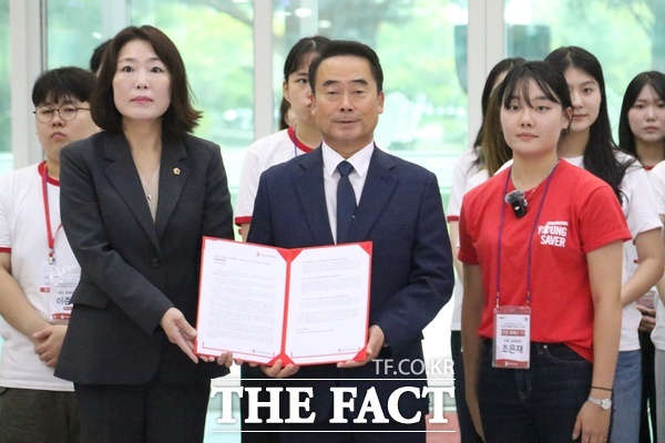 세이브더칠드런 대학생 아동권리옹호 영세이버들이 28일 대전시의회에서 ‘비속살해죄 도입 및 생존 아동 보호 촉구 캠페인’을 개최한 가운데 영세이버들이 조성칠 대전시의회 의장(왼쪽)과 최지연 대전시의원(더불어민주당, 서구 3, 오른쪽)에게 정책제안서를 전달하고 있다. /정예준 기자