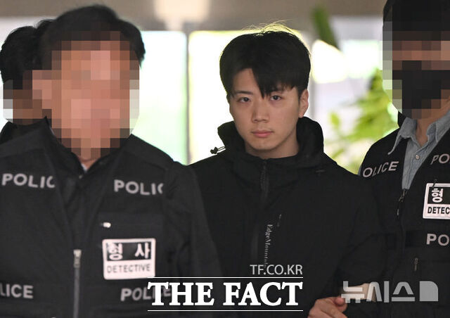 광주여고생 이채원양 살해범 장윤기가 경찰에 의해 검찰로 송치되고 있다. /더팩트 DB