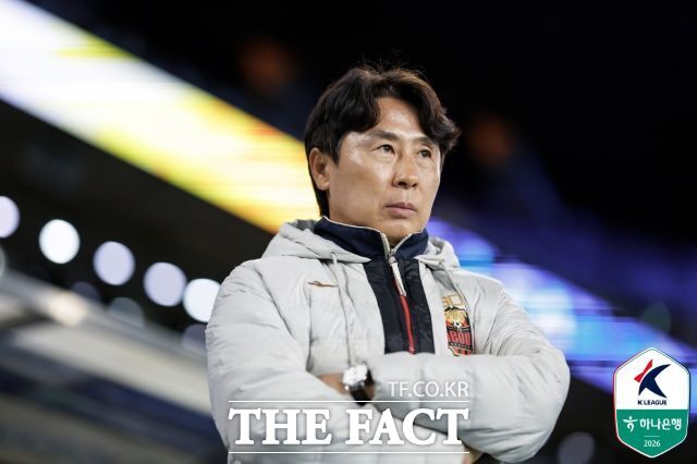 FC서울 김기동 감독이 지난 4월15일 울산HD와의 원정경기에서 진지한 표정으로 경기를 지켜보고 있다./울산=K리그
