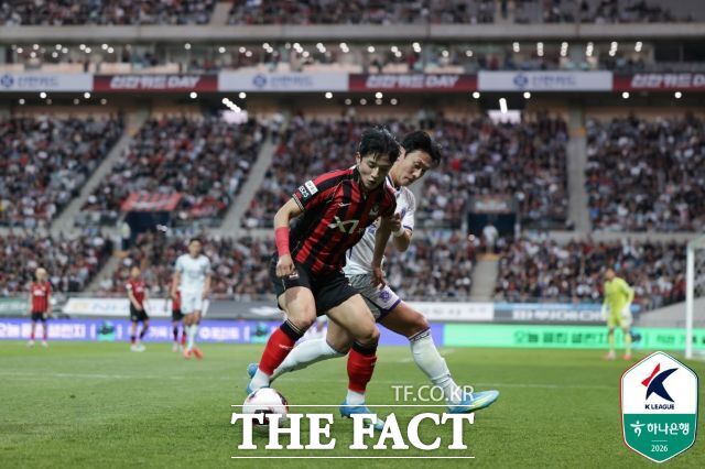 FC서울 정승원이 지난 5월5일 열린 FC안양과의 K리그1 홈경기에서 안양의 김동진을 등지면서 볼을 다루고 있다./K리그