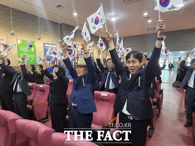29일 광복회 대구시지부가 주최한 경술국치 추념식에서 참석자들이 만세삼창을 하고 있다. /광복회 대구시지부