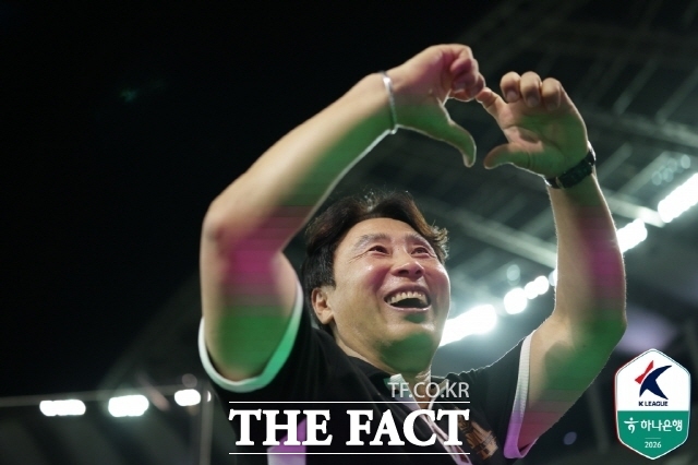 FC서울 김기동 감독이 지난 25일 부천FC와의 홈경기에서 승리한 뒤 홈팬들에게 승리의 하트를 선물하고 있다./K리그