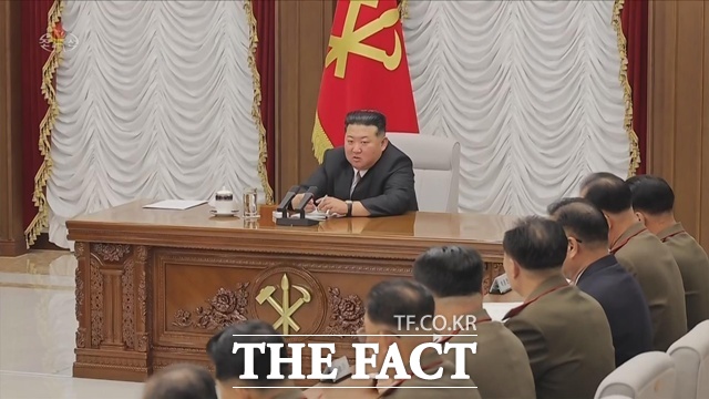 북한이 군 수뇌부에 대한 인사 조치를 단행했다. 사진은 지난달 10일 열린 노동당 중앙군사위원회 제9기 제1차 회의 모습. /뉴시스. 조선중앙TV 갈무리.