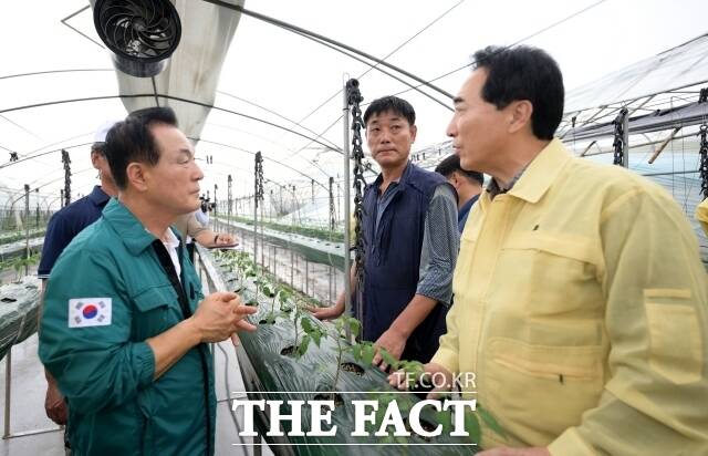 박수현 충남도지사(오른쪽)와 백성현 논산시장이 30일 돌풍피해를 입은 논산시 성동면 개척리 비닐하우스에서 피해를 확인하고 대책을 논의하고 있다. /논산시