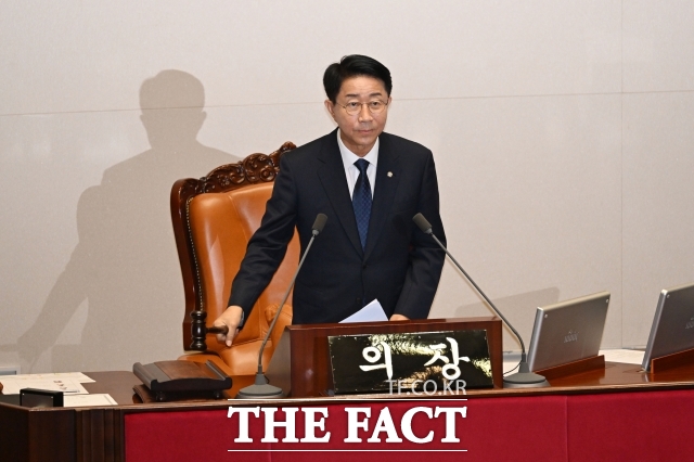 조정식 국회의장이 지난 20일 서울 여의도 국회에서 열린 제438회 국회 제1차 본회의에서 국회법 일부개정법률안 가결을 알리며 의사봉을 두드리고 있다. /남용희 기자