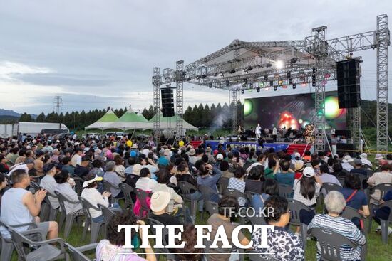 지난 29일 경기 고양시 관산동 공릉천문화체육공원 특설무대에서 열린 '제27회 통일로음악회'에 참석한 1000여 명의 시민들이 흥겨운 무대에 뜨거운 호응으로 화답하고 있다. /고양시