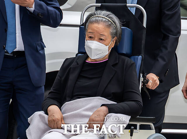 '정교유착' 혐의로 기소된 한학자 통일교 총재가 7월 10일 오전 서울 서초구 서울중앙지방법원에서 열린 결심 공판에 출석하고 있다. /박헌우 기자