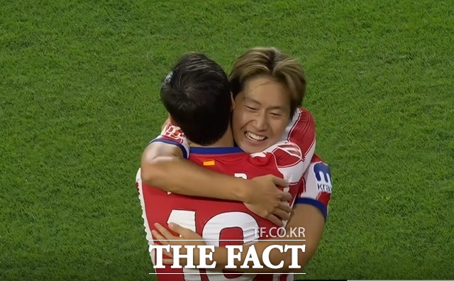 '개막전 원더골의 주인공' 이강인(오른쪽)이 30일 세비야와 2026~27 라리가 3라운드 원정경기에서 전반 4분만에 바에나의 선제골을 어시스트한 뒤 포옹하고 있다./쿠팡플레이 중계화면 캡처