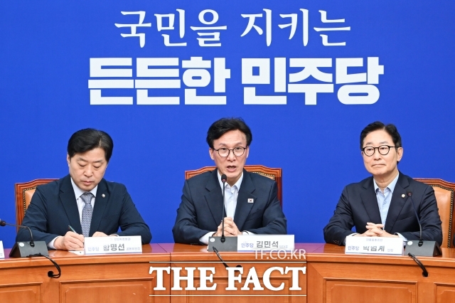 김민석 더불어민주당 대표(가운데)가 지난 25일 서울 여의도 국회에서 열린 대통합추진단 1차 회의에서 모두발언을 하고 있다. /남용희 기자