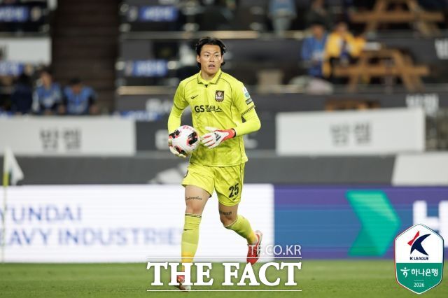 FC서울 수문장 구성윤이 지난 4월15일 K리그1 울산HD와의 원정 경기에서 볼을 캐치한 뒤 후속 빌드업을 위해 전방을 주시하고 있다./울산=K리그