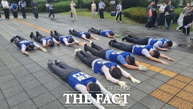 28일 순천시의원들이 오체투지 삼보일배로 의대추진을 염원했다. 순천시는 정부의 최종 승인부터 대학병원 설립까지 행정력을 집중하겠다고 밝혔다. /김영신 기자