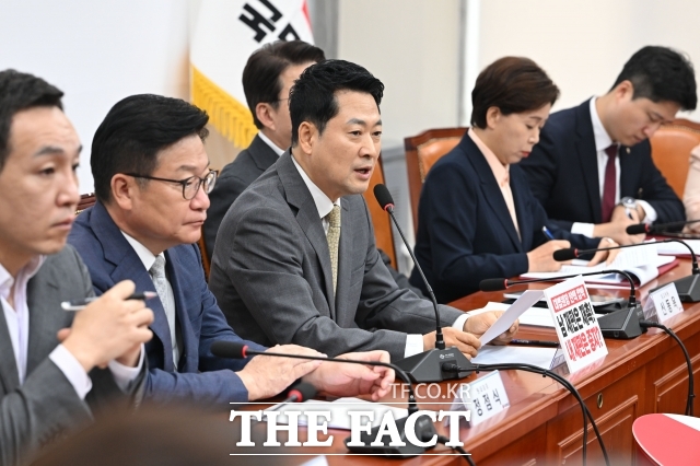 장동혁 국민의힘 대표(가운데)가 지난 2일 여의도 국회에서 열린 최고위원회의에서 모두발언을 하고 있다. /남용희 기자