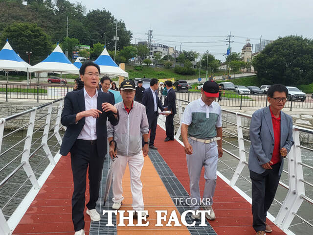 황병직 영주시장(왼쪽)과 시공업체, 인근 주민들과 준공된 스윙교를 건너보고 있다. /김성권 기자