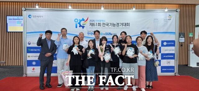 지난 22일부터 28일 인천에서 열린 전국기능경기대회에 출전한 경기도교육청 대표 선수들이 수상 후 기념촬영 하는 모습 /경기도교육청