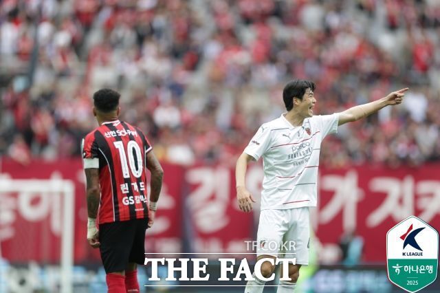 지난 시즌 초반만 해도 FC서울에서 한솥밥을 먹었던 기성용(오른쪽)과 린가드가 지난해 10월 18일 서울월드컵경기장에서 열린 K리그1 FC서울-포항스틸러스전에서 만나 맞대결을 펼치고 있다. 기성용은 지난해 7월 포항으로 이적했고, 린가드도 지난 시즌을 끝으로 FC서울과의 계약을 종료하고 영국으로 돌아갔다./ K리그